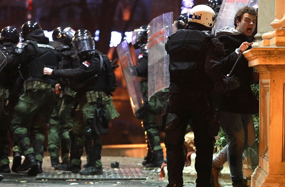 MUP se uskoro obraća povodom protesta: Gašić obišao sedmoricu policajaca u Urgentnom centru