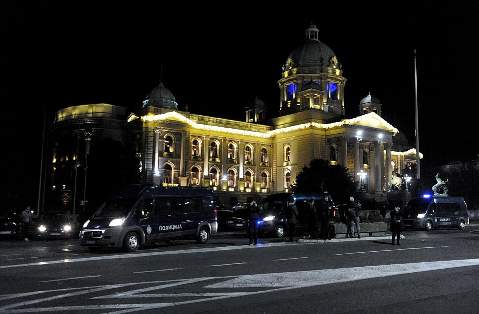 Svetski mediji o demonstracijama: Žandarmerija koristila suzavac, juriš na skupštinu kamenicama