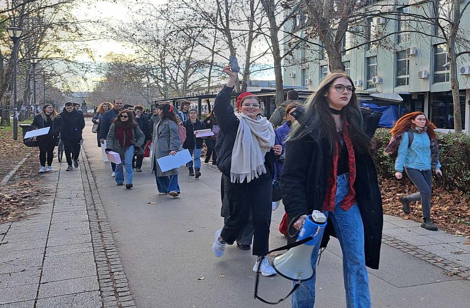 VIDEO: Grupa novosadskih studenata stigla u Beograd, pridružuju se blokadama
