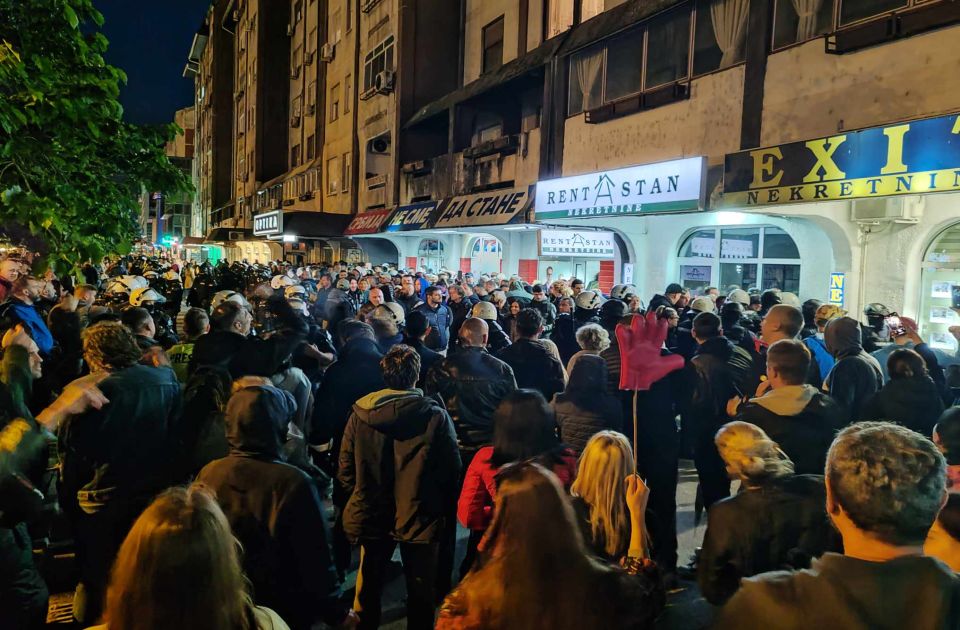 Završene napetosti ispred prostorija SNS u Novom Sadu, Vučević proglasio pobedu Završene napetosti ispred prostorija SNS u Novom Sadu, Vučević proglasio pobedu