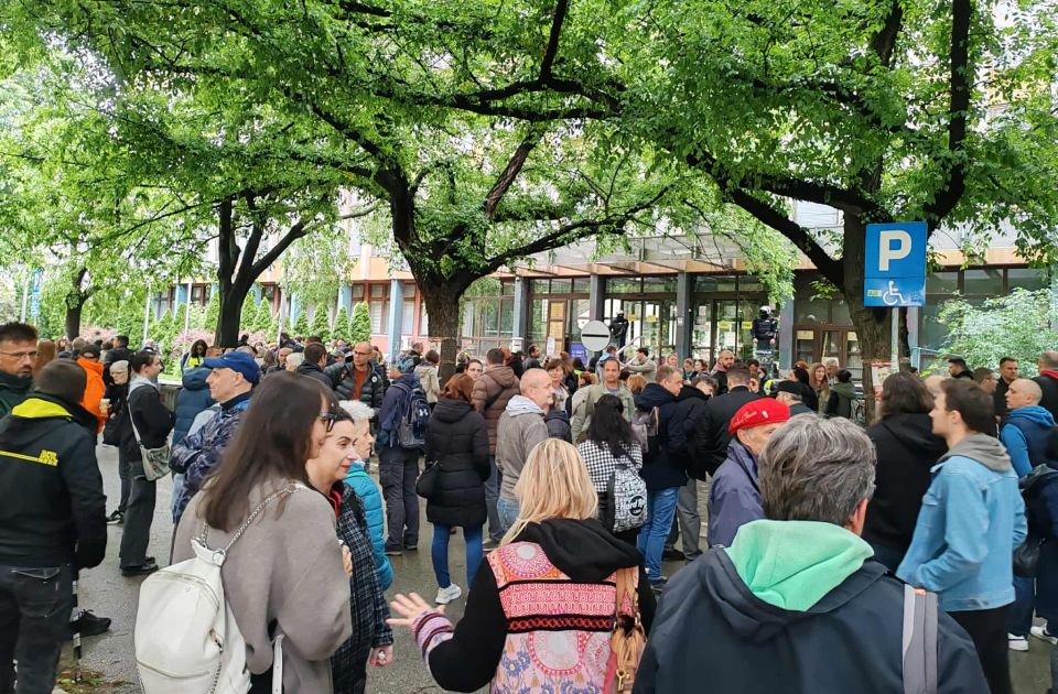 FOTO: Veliki broj građana i danas blokira novosadski sud, tu je i policija u opremi za demonstracije FOTO: Veliki broj građana i danas blokira novosadski sud, tu je i policija u opremi za demonstracije