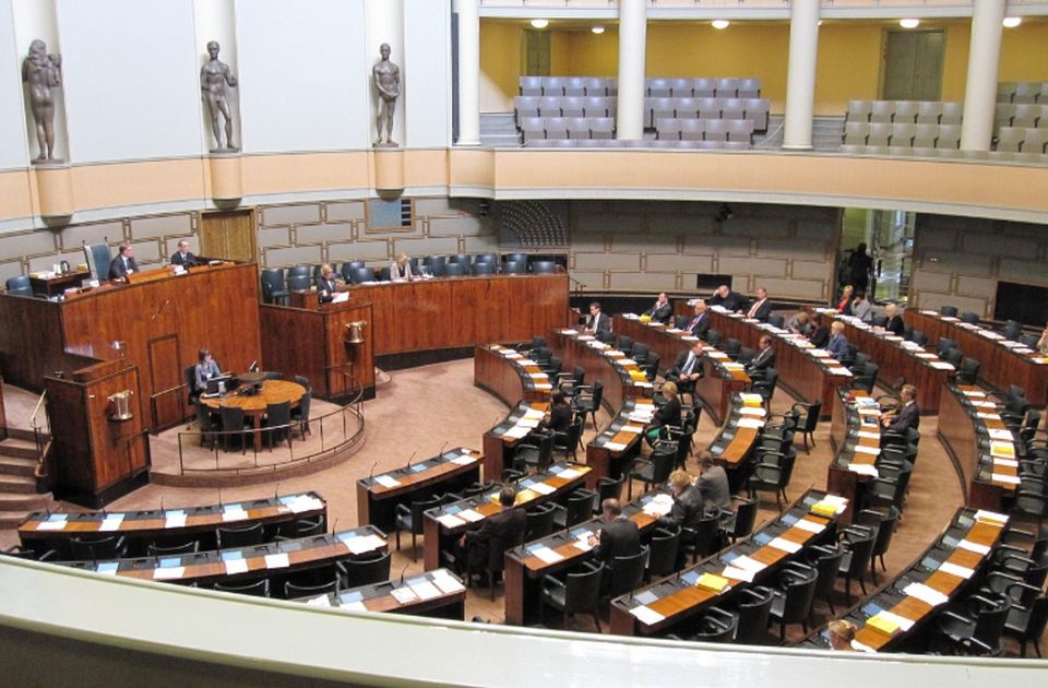 Francuska ukinula doživotne beneficije za bivše premijere i ministre