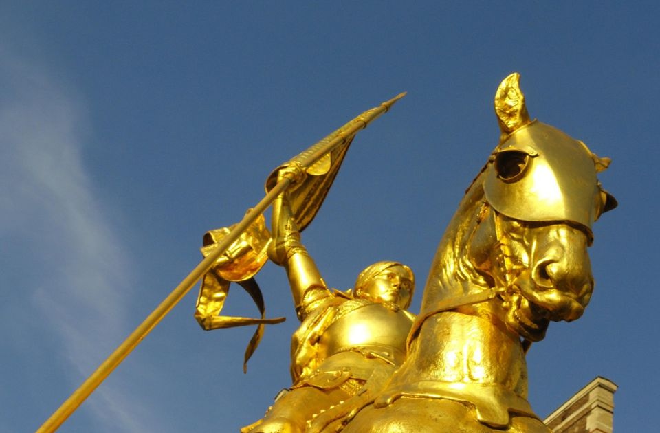 Muškarac ukrao mač sa statue Jovanke Orleanke u Parizu