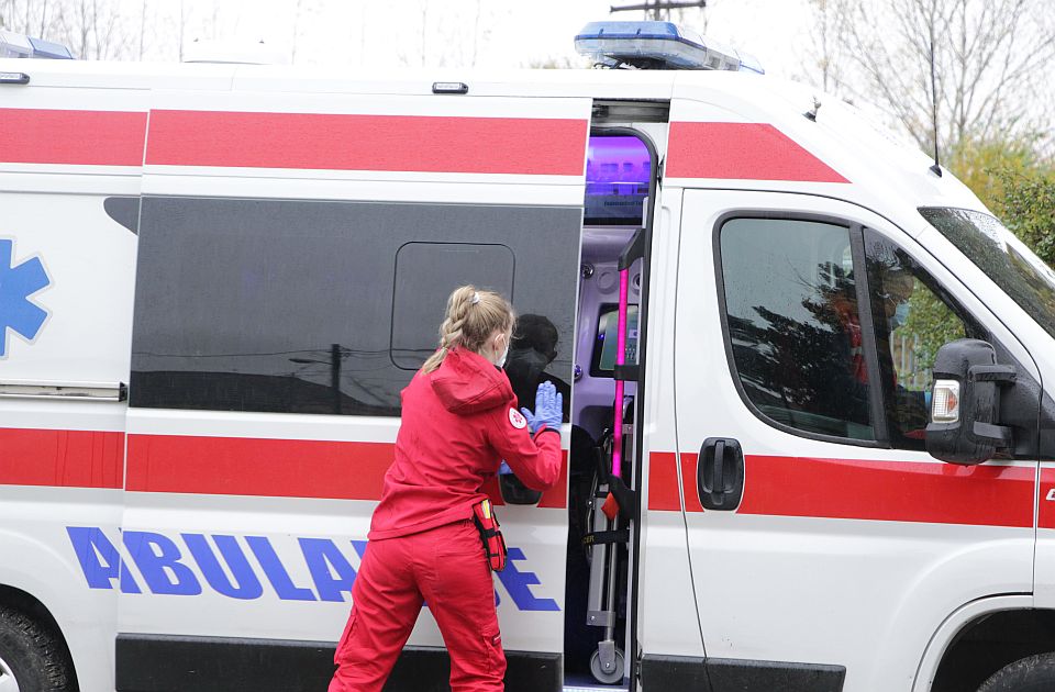 FOTO: Dvoje povređenih u sudaru automobila na putu Novi Sad - Bački Jarak, saobraćaj normalizovan