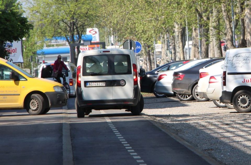 FOTO: Uređuje se deo Futoškog puta, vozači do novog "kosog" parkinga idu preko pešaka i biciklista