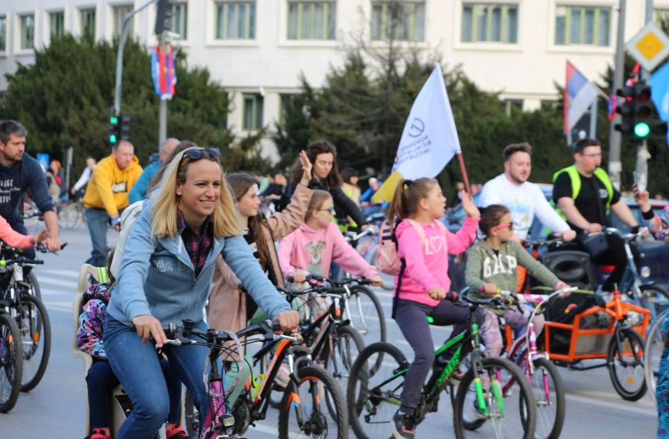 FOTO: Novosađani masovnom vožnjom bicikala obeležili 10 godina Kritične mase