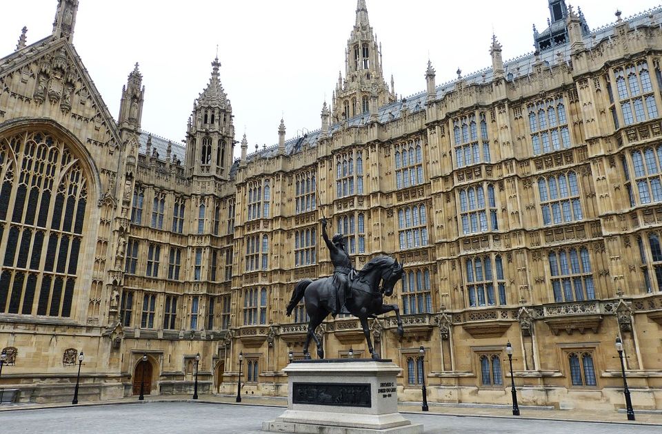 Britanski konzervativci suspendovali poslanika optuženog da je gledao pornografiju u Parlamentu