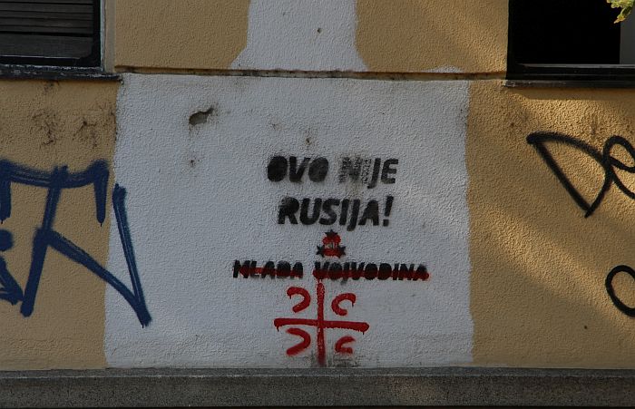 Sve više kukastih krstova na ulicama Novog Sada, česti i antiruski grafiti
