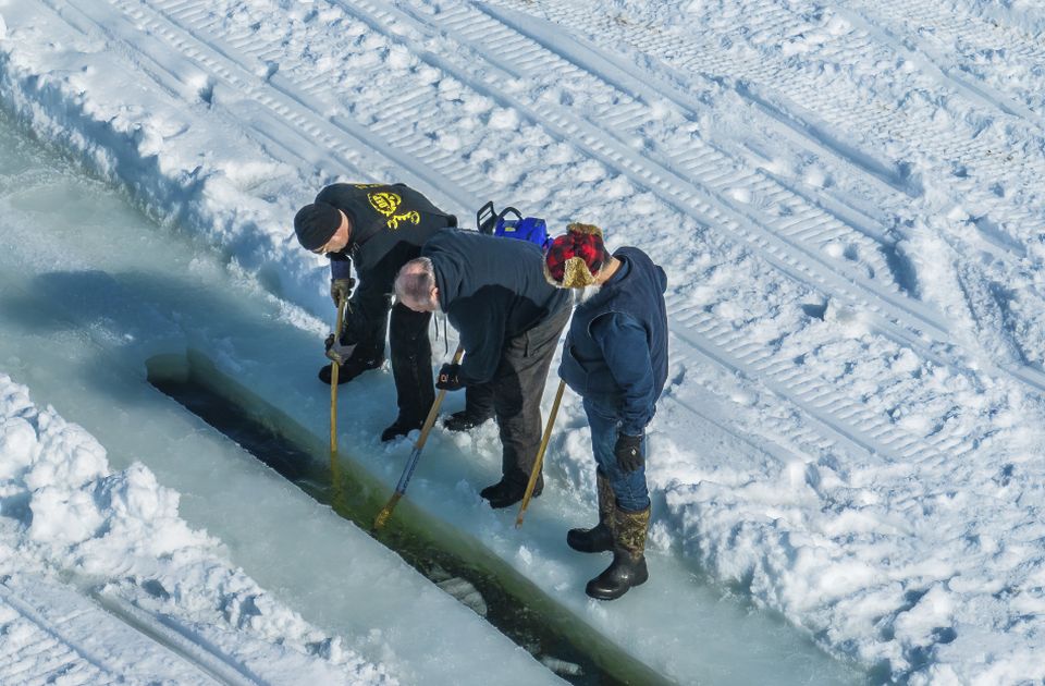 FOTO Najveća ledena vrteška: Napravili disk od pola kilometra na površini zaleđenog jezera