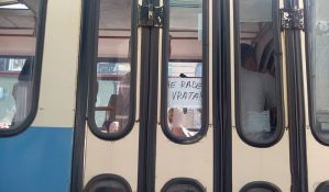 FOTO: Na ulazu u autobus GSP-a papir sa porukom 