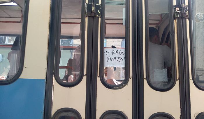 FOTO: Na ulazu u autobus GSP-a papir sa porukom "Ne rade vrata"