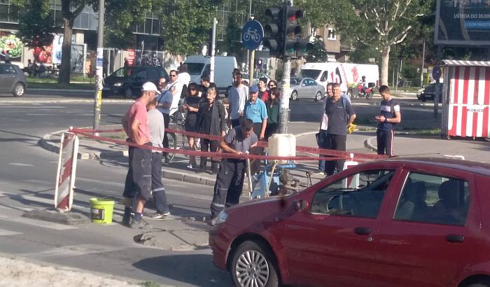 FOTO: Krater na Bulevaru kralja Petra nije od havarije, sanacija čeka nadležno preduzeće