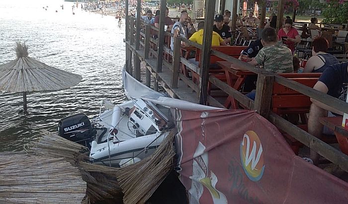 FOTO: Čamac udario u kafić na Štrandu