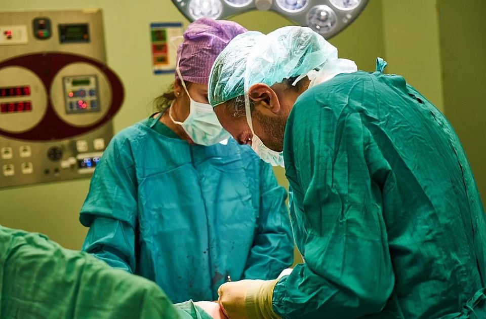 Hirurzi u SAD presadili čoveku svinjski bubreg