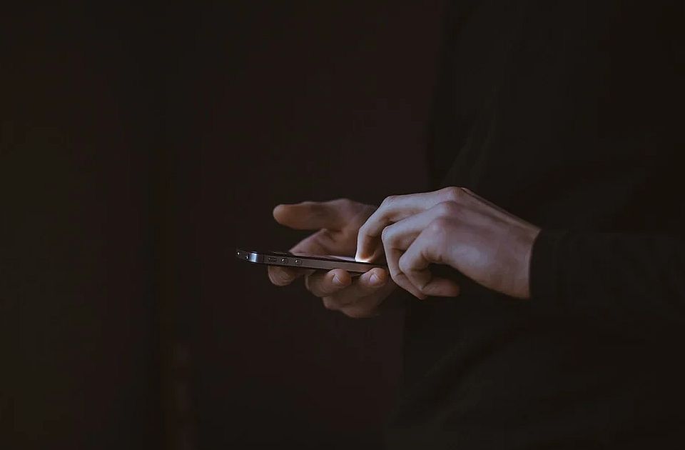 Brojevi mobilnih telefona bar trojice britanskih ministara objavljeni onlajn