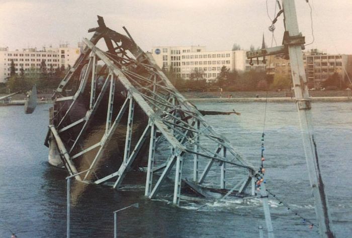 Na današnji dan NATO srušio Varadinski most 