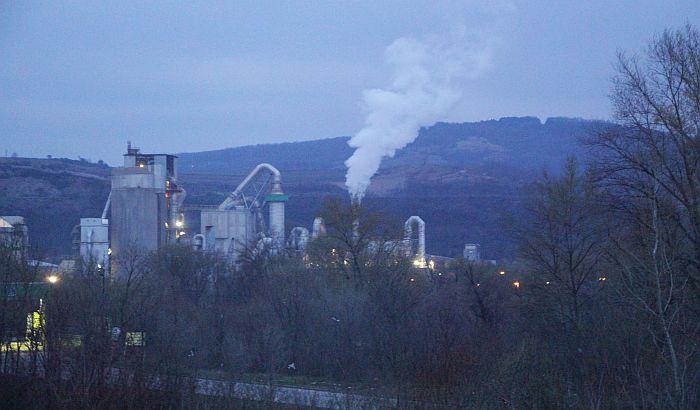 FOTO, VIDEO: Zacementirani vazduh - građani se žale na "Lafarž", u fabrici kažu da su deo rešenja