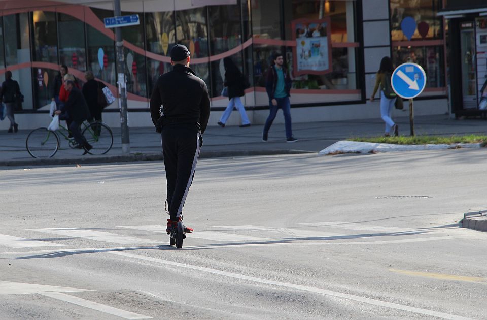 Vozači električnih trotineta obično "jure" kroz grad: Da li će ih nova pravila obeshrabriti ili ne?
