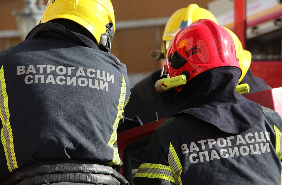 Pokazna vežba novosadskih vatrogasaca i spasilaca 27. avgusta na Trgu slobode, a tu su i simulatori