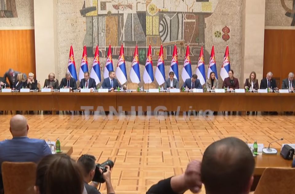 Vučić i ministri na vanrednoj sednici Vlade o sankcijama NIS-u