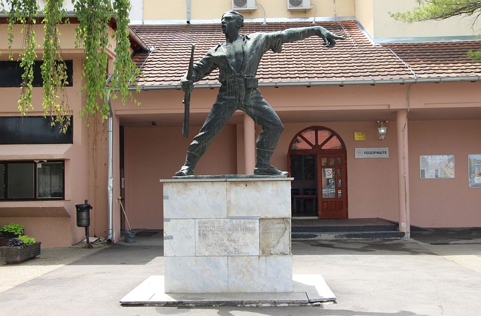 Popravlja se spomenik u Futogu koji je lepljen izolir trakom, biće saniran i "Janika Balaž"
