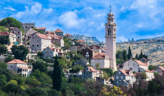 Meštani zbog virusa korona trajektima beže sa Brača