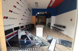 FOTO, VIDEO: Sin Bore Novakovića osumnjičen za razbijanje prostorija SNS u Novom Sadu