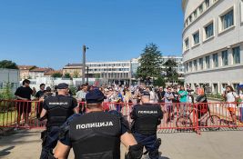 FOTO: Građani i studenti ispred Skupštine Vojvodine pred početak sednice