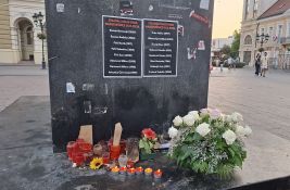 FOTO: Očišćen prostor kod spomenika na Trgu slobode i ponovo stavljena imena 16 žrtava nadstrešnice