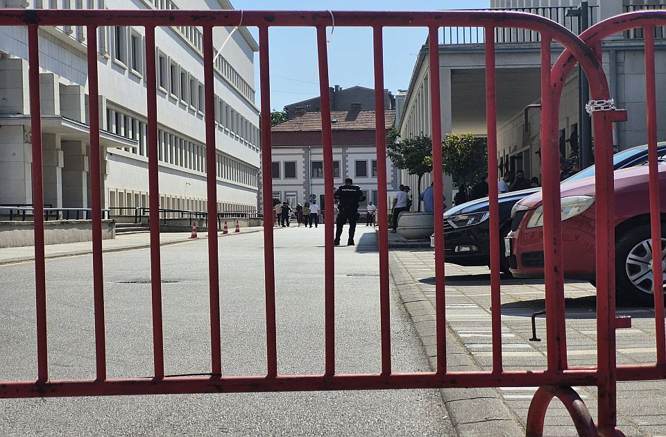 FOTO: Počelo okupljanje građana i studenata pred sednicu Skupštine Vojvodine