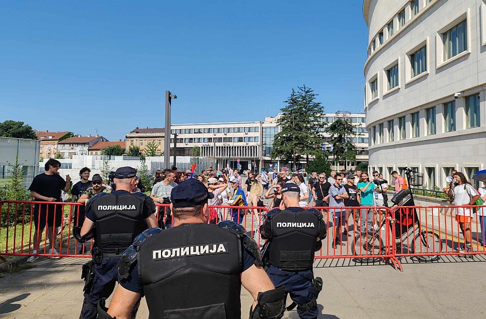 FOTO: Građani i studenti ispred Skupštine Vojvodine pred početak sednice
