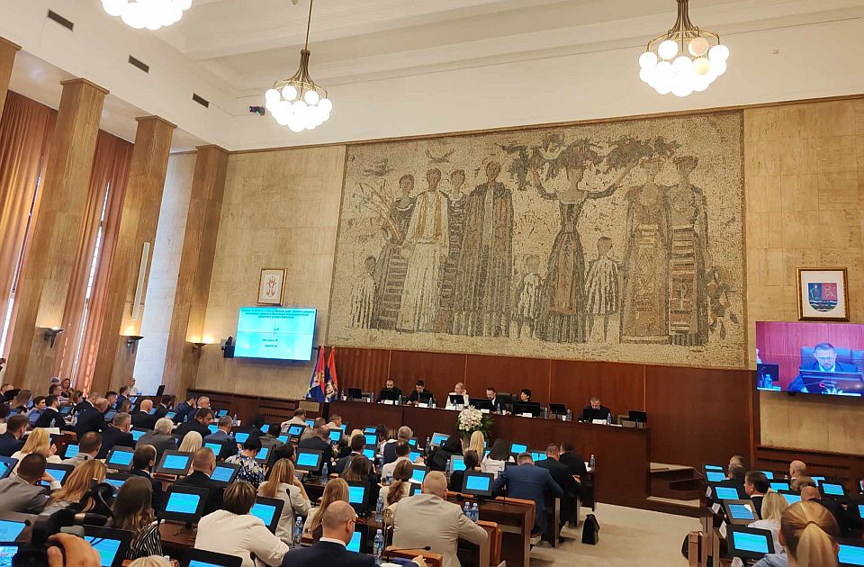 FOTO: Počela sednica Skupštine Vojvodine, građani i studenti kod Banovine