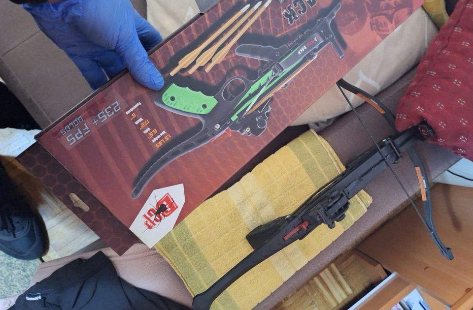 FOTO MUP objavio sliku zaplenjenog samostrela: Može se kupiti uz ličnu kartu