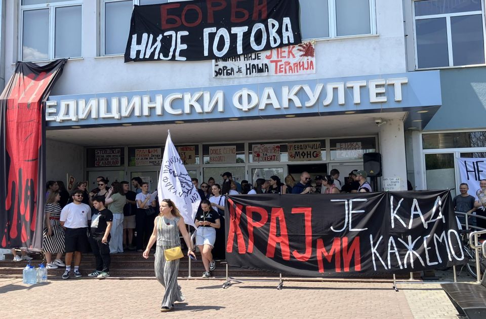 VIDEO: Studenti Medicinskog fakulteta u Novom Sadu okupili se pred sednicu, odlučuje se o nastavi