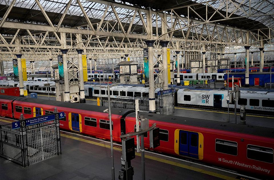 VIDEO: U Britaniji najveći štrajk železnice u poslednjih 30 godina - rad obustavilo 40.000 radnika