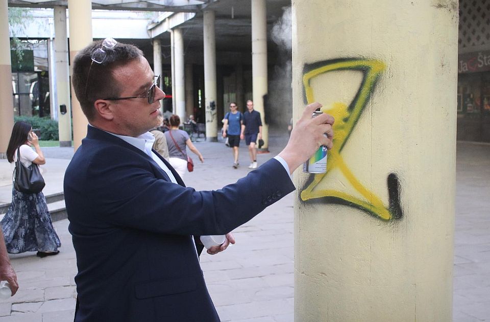 FOTO: Aktivisti precrtali slova "Z" u centru Beograda, najavili novi protest za subotu