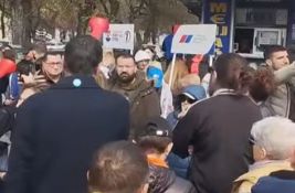 VIDEO: Novosađani i danas obilazili štandove SNS i pravili buku, pa tišinom odali poštu stradalima