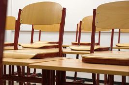  Nastavnica kojoj su đaci izmakli stolicu vraća se u istu školu