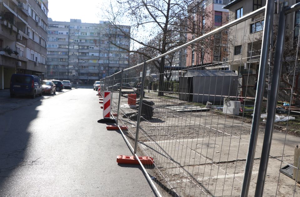 FOTO: Radovi na parkingu ostavili Limance bez mesta za vozila - moraju da čekaju četiri meseca