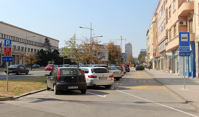 FOTO: Ponovo izmenjen način parkiranja prekoputa Banovine