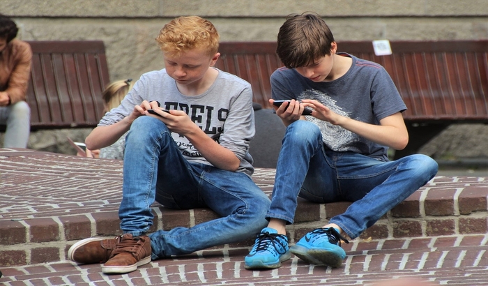 Francuska zabranjuje mobilne telefone u školama