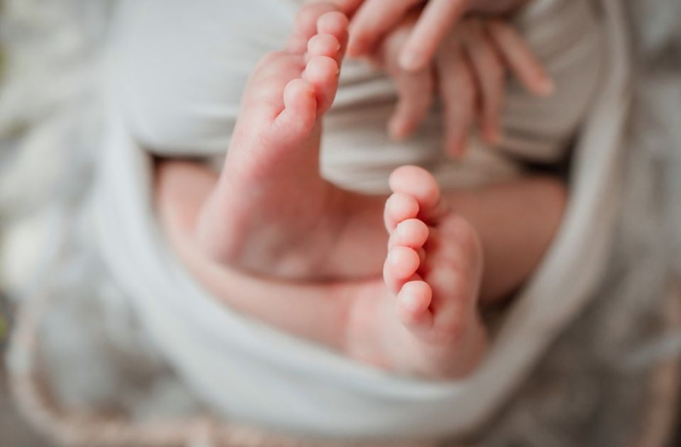Redak medicinski slučaj: U Štipu žena od 61 godine i njen suprug od 71 dobili prvu bebu