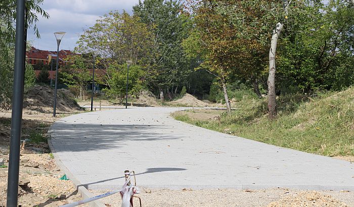 FOTO, VIDEO: Uprkos hapšenjima, park između Detelinare i Novog naselja se i dalje gradi