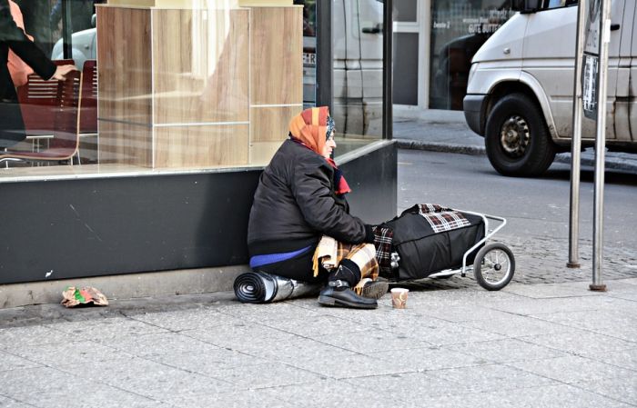 Putuje po zemlji i ujedinjuje beskućnike s njihovim porodicama