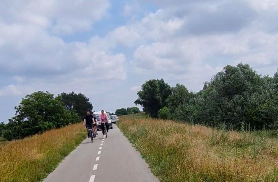 VIDEO Umesto obilaznicom, bahati vozači od Begeča do Gložana jure nasipom po biciklističkoj stazi