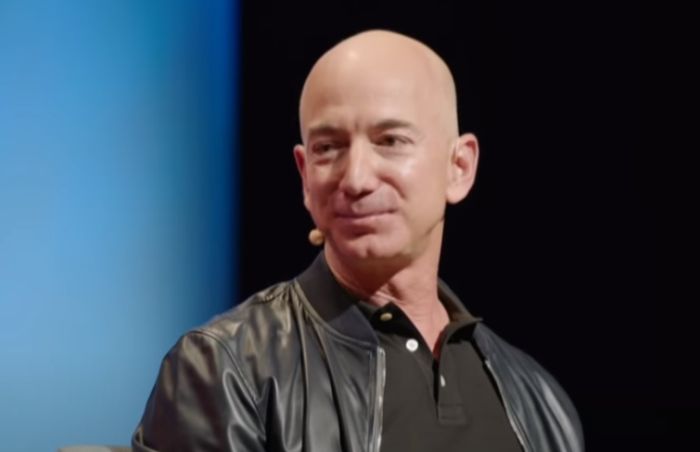 Džef Bezos odlazi sa mesta generalnog direktora Amazona