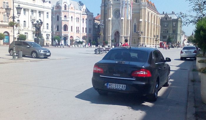 Novac za službene automobile smanjen na 88 miliona dinara, nabavka iz "zimskog sna" probudila i Sasvim drugu priču - zbog ekologije