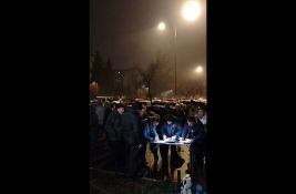 VIDEO Protest u Petrovaradinu zbog uvođenja naplate parkiranja: Potpisuje se peticija