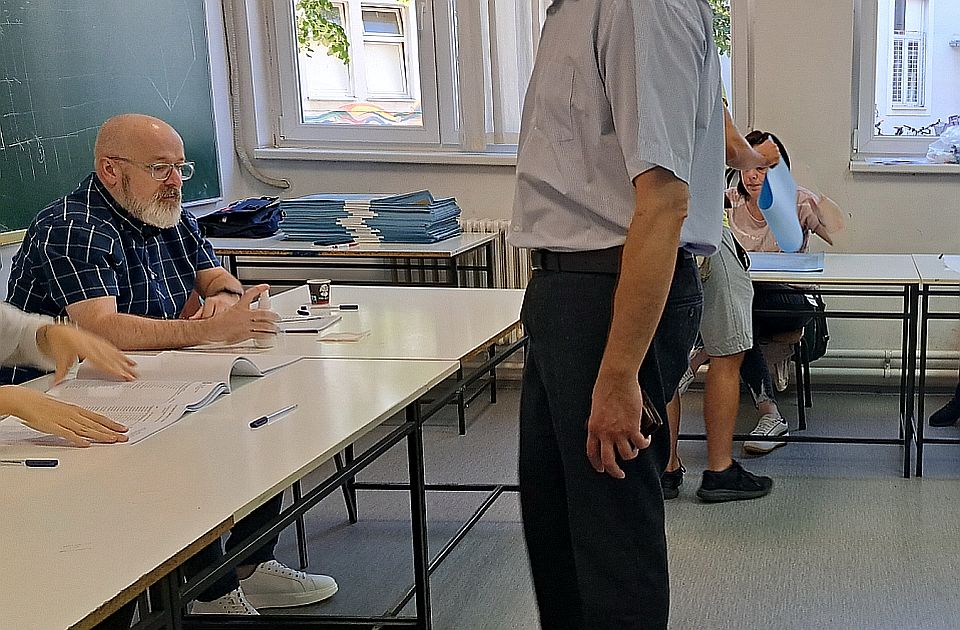 Lokalni izbori u Vojvodini: Priveden muškarac u Šajkašu, protestovao na biračkom mestu
