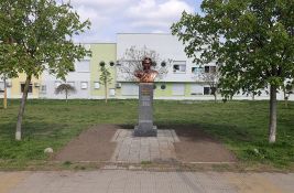 FOTO: Saniran spomenik Tarasu Ševčenku u Novom Sadu koji je bio oštećen i oskrnavljen crnom farbom